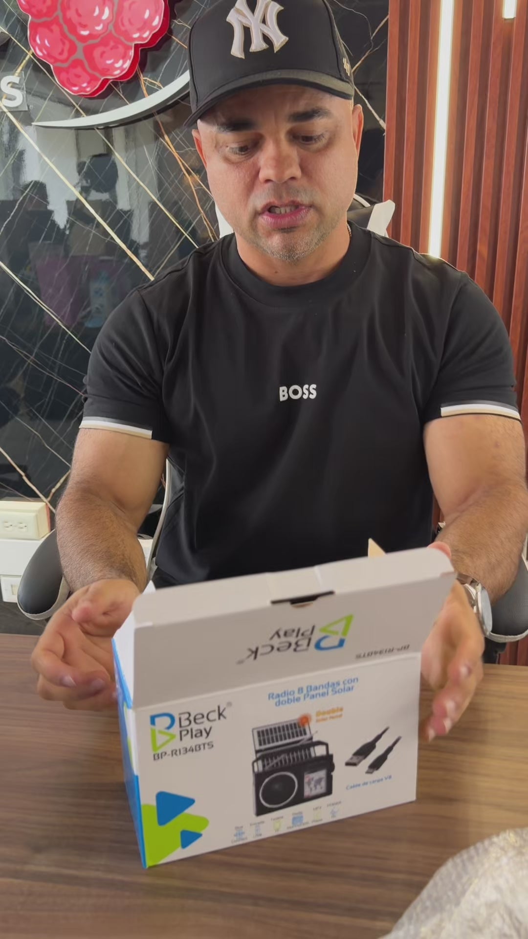 Radio Portátil con Doble Panel Solar y Bluetooth